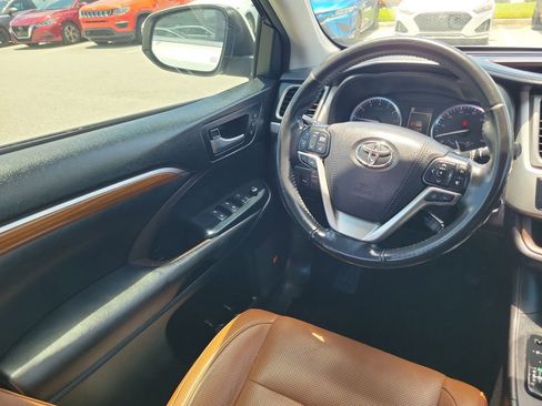 Used 2018 Toyota Highlander Limited FWD image 16