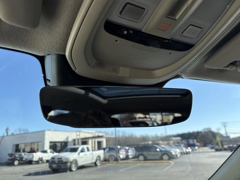 Used 2025 Volvo XC40 B5 Core image 27