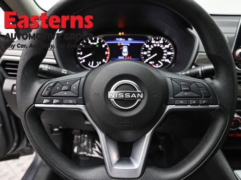Used 2025 Nissan Altima 2.5 SV FWD image 10