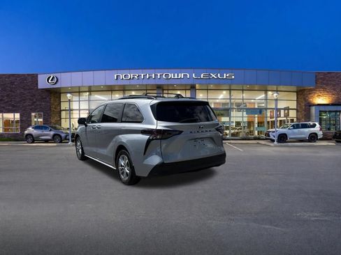 Used 2024 Toyota Sienna XLE w/ XLE Plus Package AWD/4WD image 25