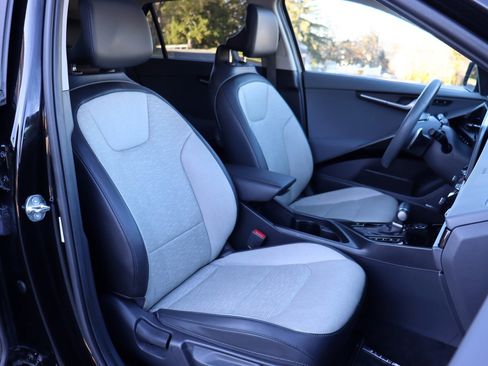 Used 2023 Kia Niro SX image 19