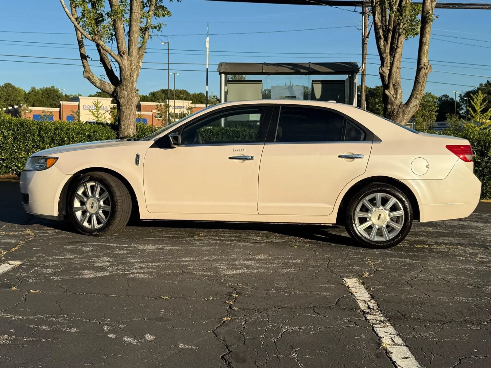 Used 2012 Lincoln MKZ FWD image 4