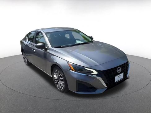 Used 2025 Nissan Altima 2.5 SV FWD image 3