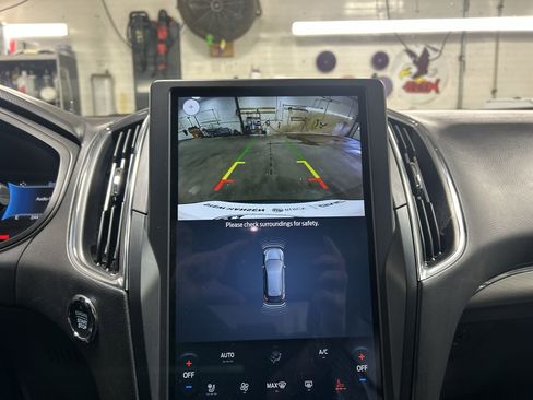 Used 2024 Ford Edge Titanium image 17