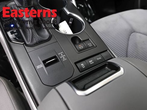 Used 2022 Toyota Highlander LE image 21