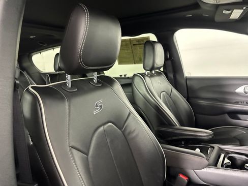 Used 2025 Chrysler Pacifica Limited FWD image 32