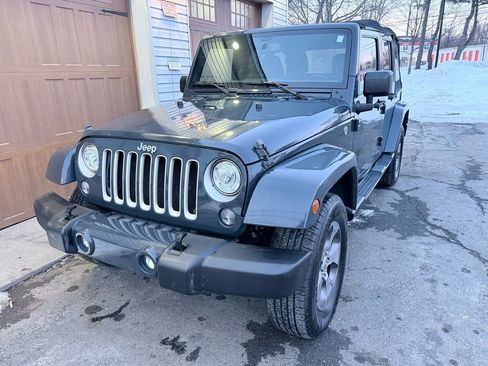 Used 2017 Jeep Wrangler Unlimited Sahara w/ Connectivity Group AWD/4WD image 7