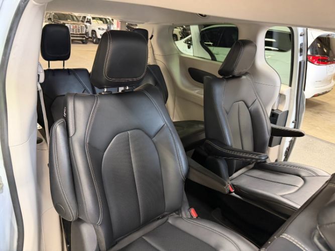 Used 2024 Chrysler Pacifica Limited FWD image 30