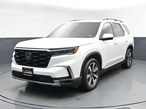 Used 2023 Honda Pilot Touring image 1