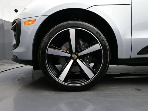 Certified 2025 Porsche Macan AWD/4WD image 6