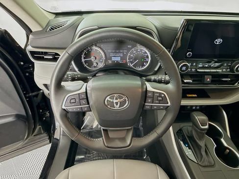 Used 2024 Toyota Highlander XLE FWD image 11