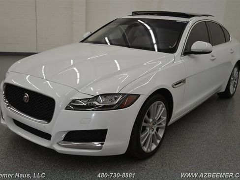 Used 2020 Jaguar XF Premium image 2