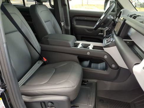 Used 2025 Land Rover Defender 110 S image 24