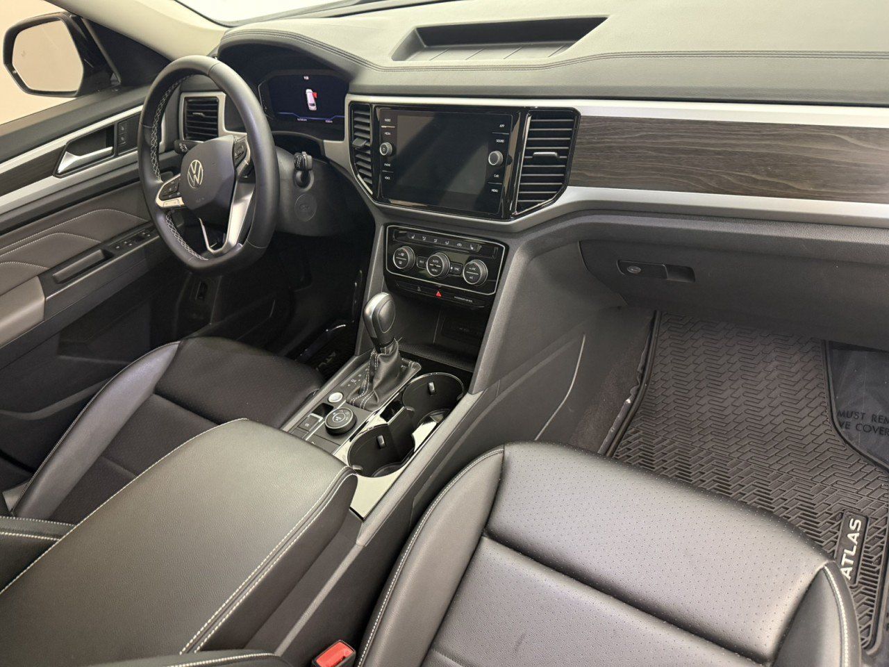 Used 2023 Volkswagen Atlas SE w/ Black Wheel Package AWD/4WD image 11