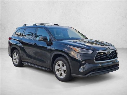 Used 2021 Toyota Highlander LE FWD image 3