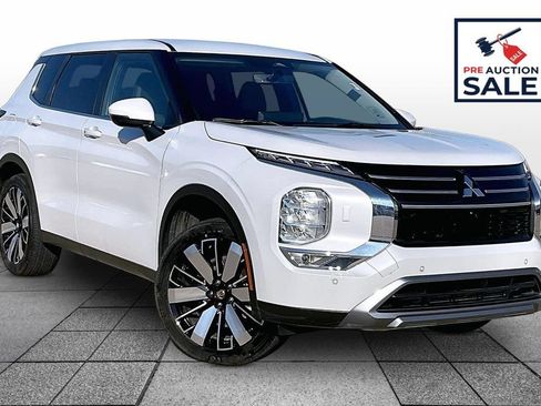 Used 2025 Mitsubishi Outlander SE AWD/4WD image 2