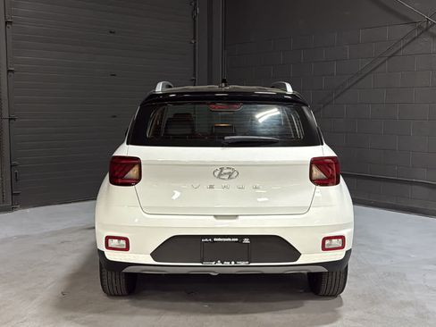Used 2022 Hyundai Venue Limited w/ Cargo Package FWD image 5