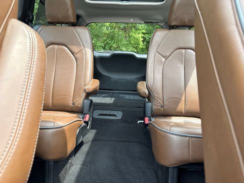 Used 2019 Chrysler Pacifica Limited w/ Advanced Safetytec Group FWD image 23