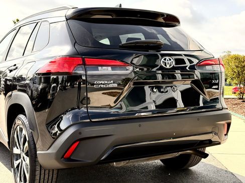 Used 2024 Toyota Corolla Cross XLE w/ Convenience Package image 5