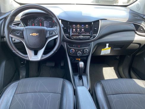 Used 2021 Chevrolet Trax LT w/ LT Convenience Package FWD image 4