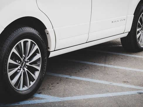 Used 2015 Lincoln Navigator 4WD image 11