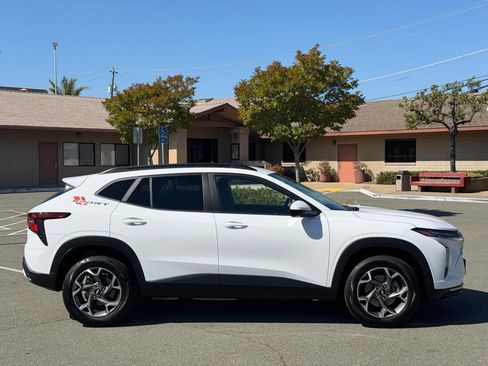 Used 2025 Chevrolet Trax LT w/ LPO, Blackout Package FWD image 6