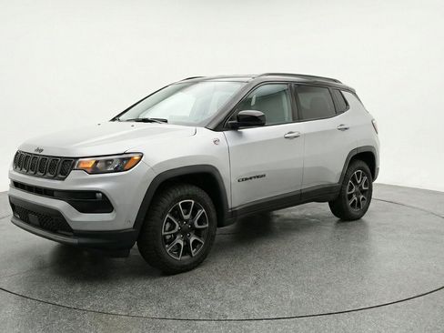 Used 2025 Jeep Compass Trailhawk AWD/4WD image 3