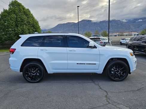 Used 2022 Jeep Grand Cherokee Laredo X AWD/4WD image 2