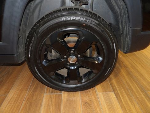 Used 2018 Jeep Compass Latitude w/ Cold Weather Group image 9