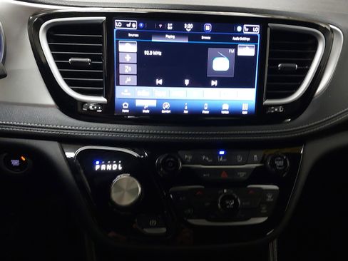 Used 2023 Chrysler Pacifica Limited w/ S Appearance Package image 20