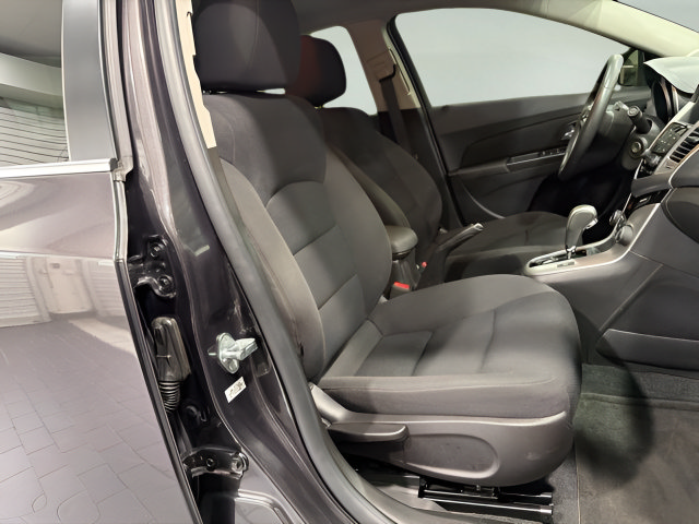 Used 2016 Chevrolet Cruze LT w/ Technology Package FWD image 14