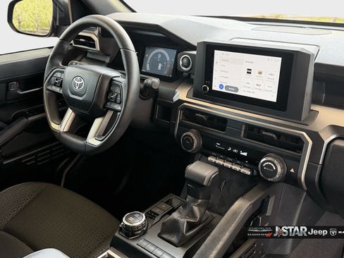 Used 2025 Toyota 4Runner SR5 AWD/4WD image 18