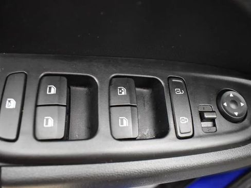 Used 2025 Hyundai Venue Limited image 21