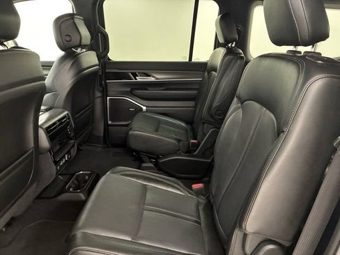 Used 2024 Jeep Wagoneer Series III AWD/4WD image 18