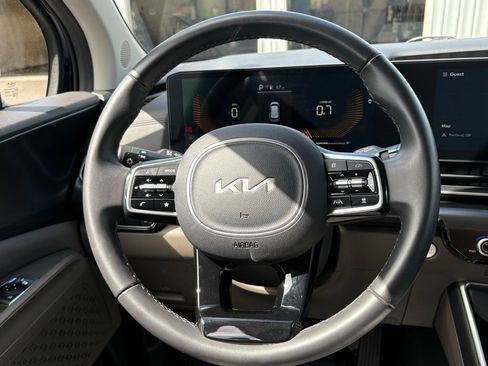 Used 2025 Kia Carnival FWD image 21