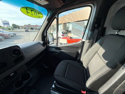 Used 2024 Mercedes-Benz Sprinter 2500 image 30
