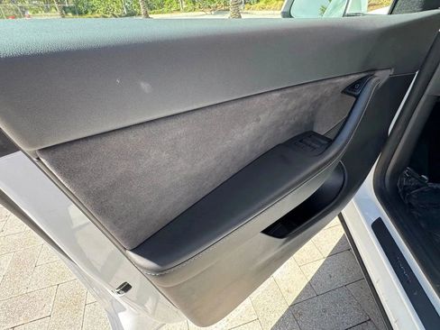Used 2022 Tesla Model Y Long Range AWD/4WD image 32