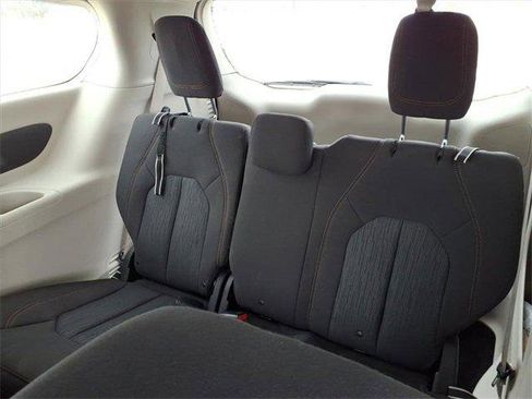 Used 2017 Chrysler Pacifica Touring image 21