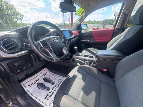 Used 2020 Toyota Tacoma SR5 AWD/4WD image 13