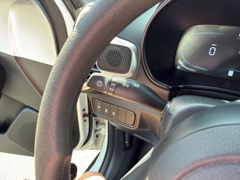 Used 2025 Kia Soul LX w/ LX Technology Package FWD image 9