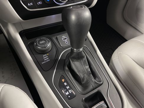 Used 2020 Jeep Cherokee Latitude Lux w/ Comfort/Convenience Group image 27