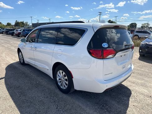 Used 2017 Chrysler Pacifica Touring-L FWD image 2