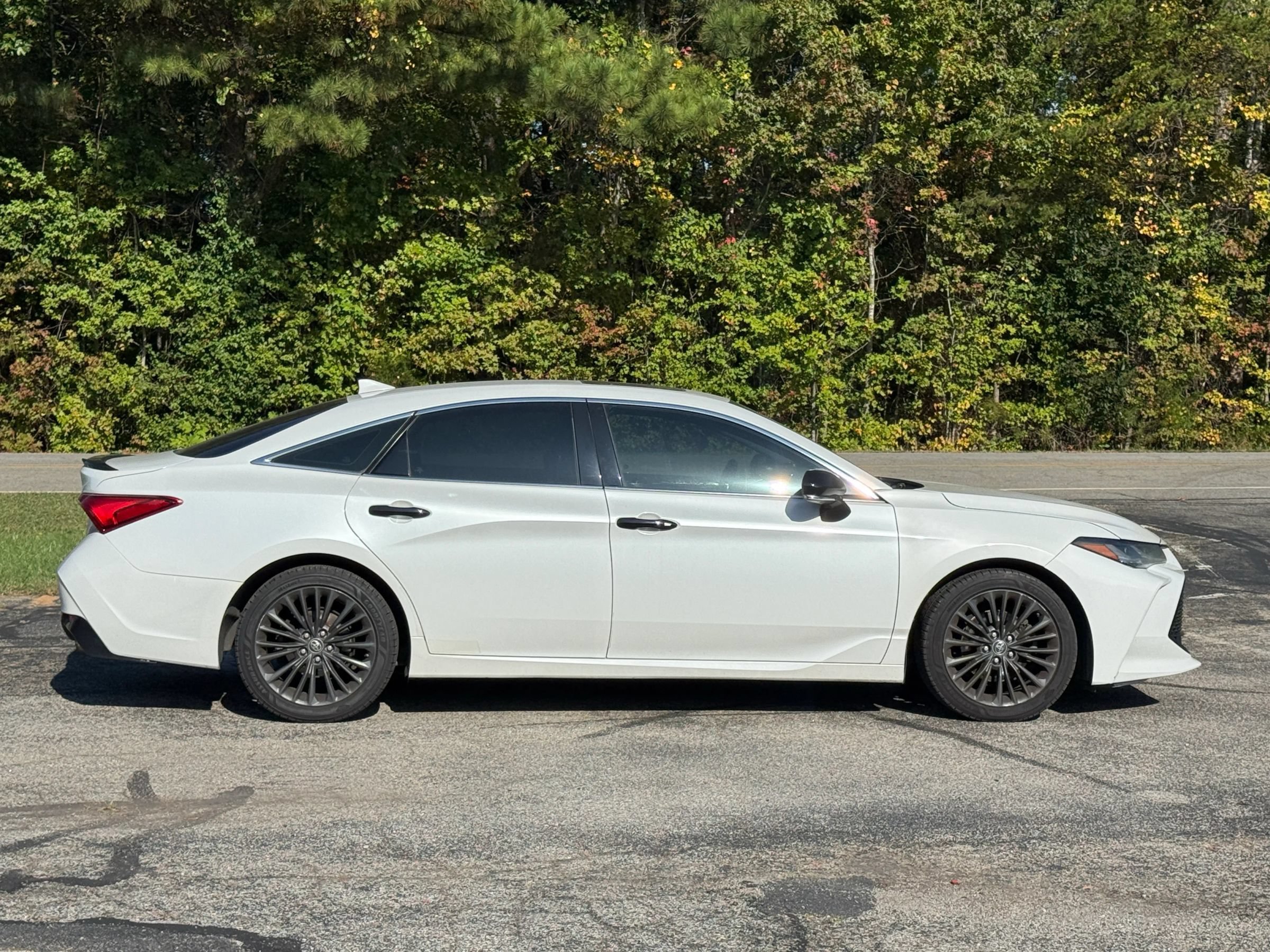 Used 2019 Toyota Avalon Touring w/ Advanced Safety Package FWD image 3