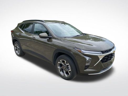 Used 2024 Chevrolet Trax LT w/ Sunroof Package FWD image 9