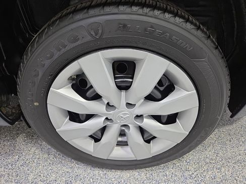 Used 2015 Toyota Corolla LE image 33