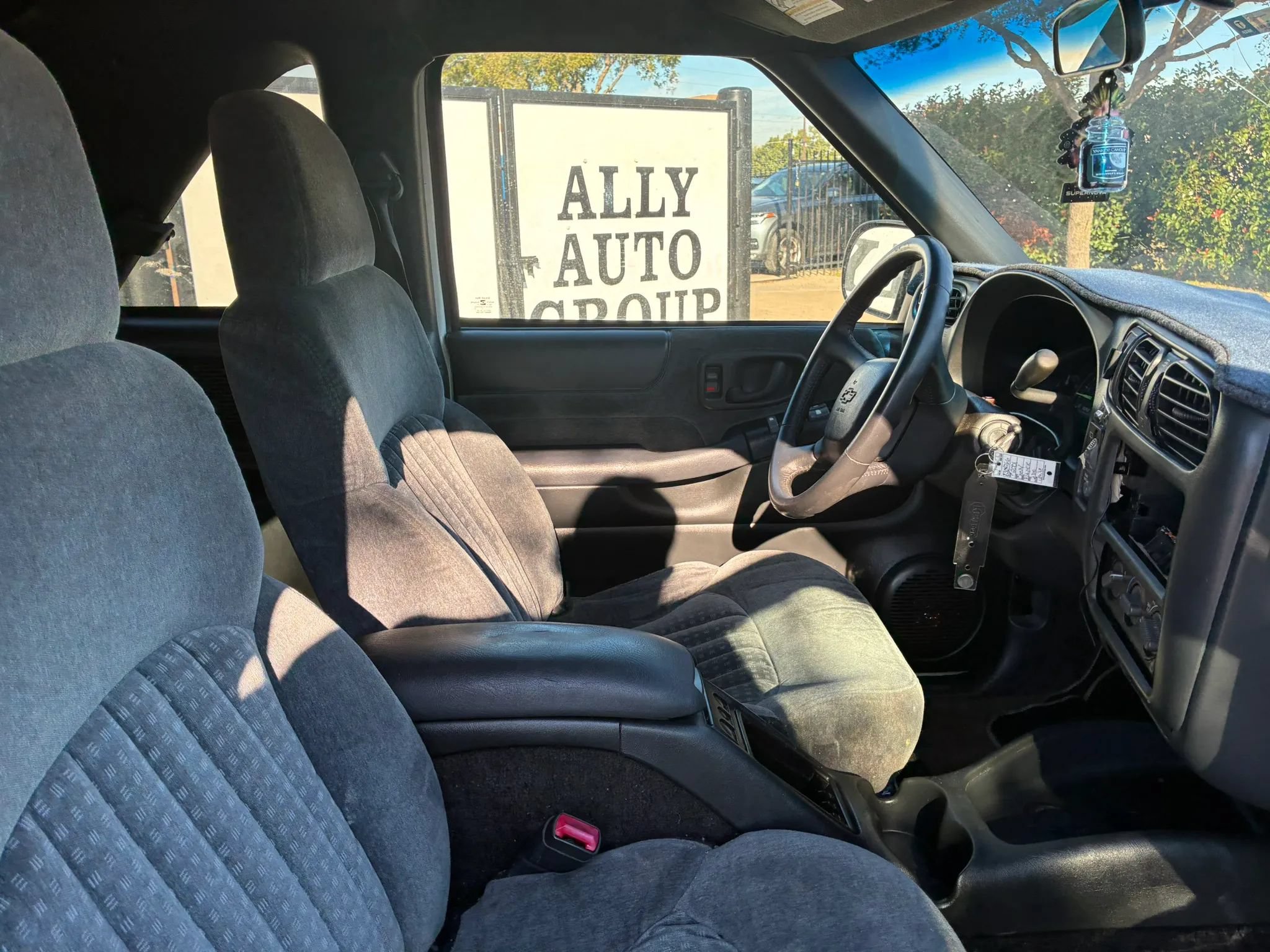 Used 2001 Chevrolet Blazer LS w/ Preferred Equipment Group RWD image 16