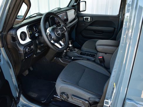 Used 2025 Jeep Wrangler Unlimited Sahara AWD/4WD image 17
