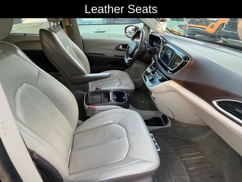 Used 2018 Chrysler Pacifica Touring-L image 9