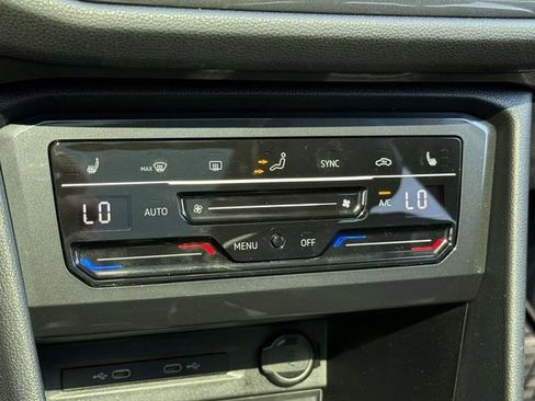Used 2022 Volkswagen Tiguan SE w/ Panoramic Sunroof Package AWD/4WD image 17