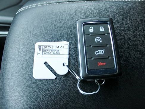 Used 2025 Jeep Grand Cherokee Laredo w/ Luxury Tech Group I image 29